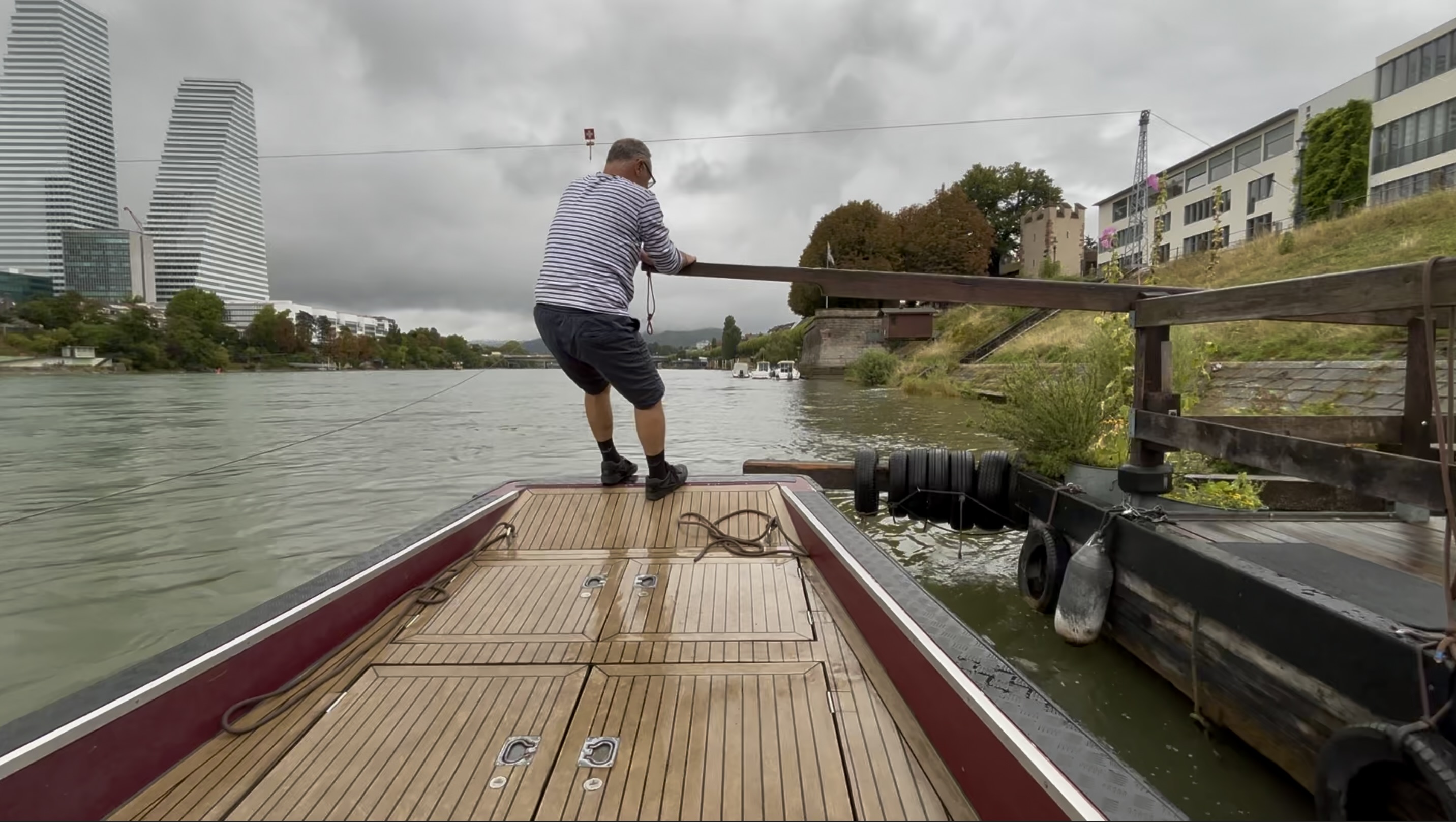 Philipp Schenker beim Ablegen der Fähre.